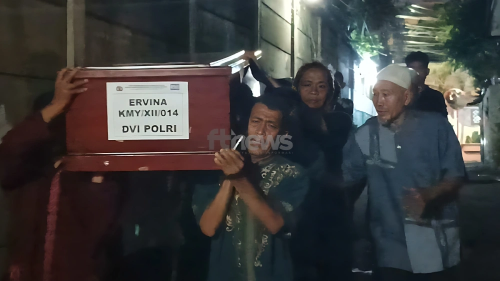 Tangis Keluarga Pecah Saat Peti Jenazah Ervina Dibuka, Korban Kebakaran Terra Drone