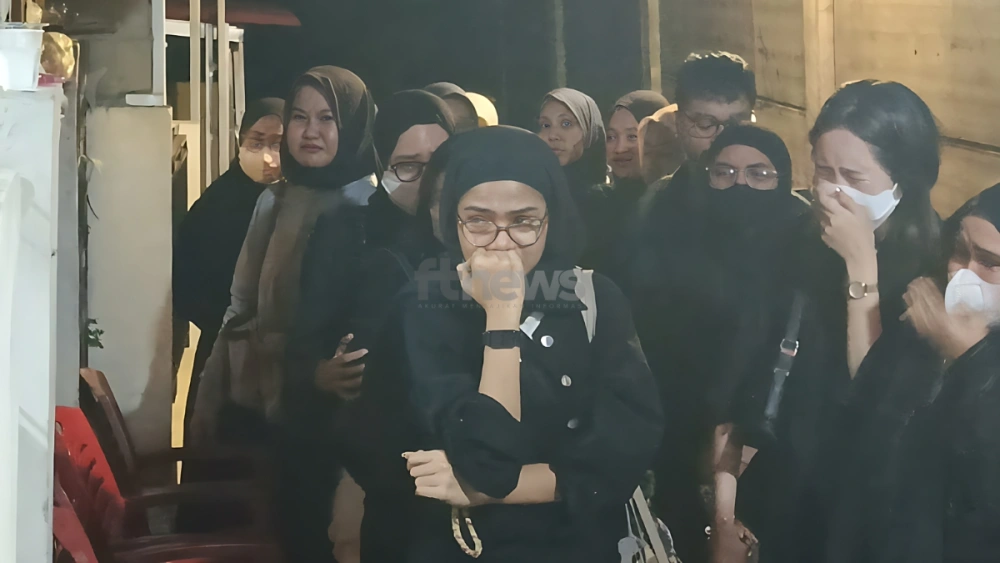 Suasana haru menyelimuti rumah duka Ervina, korban kebakaran Terra Drone, Rabu (10/12/2025) malam. [FTNews.co.id/Selvianus Kopong Basar]
