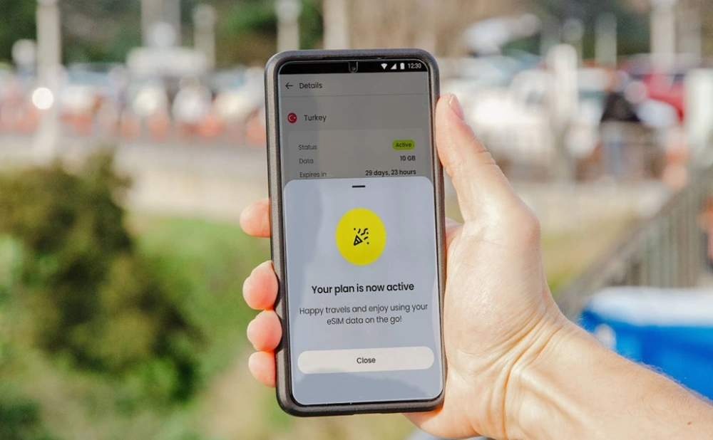 Ilustrasi - Penggunaan eSIM di ponsel. [Pexels]