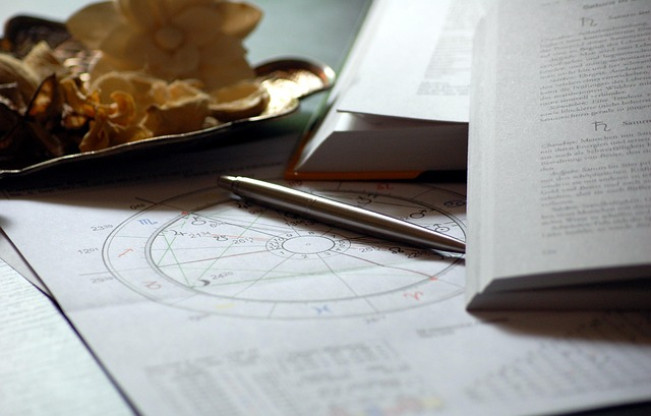 Ramalan Zodiak Jumat 16 Mei 2025: Bagaimana Hubungan Asmara dan Kesehatan Jelang Week End?