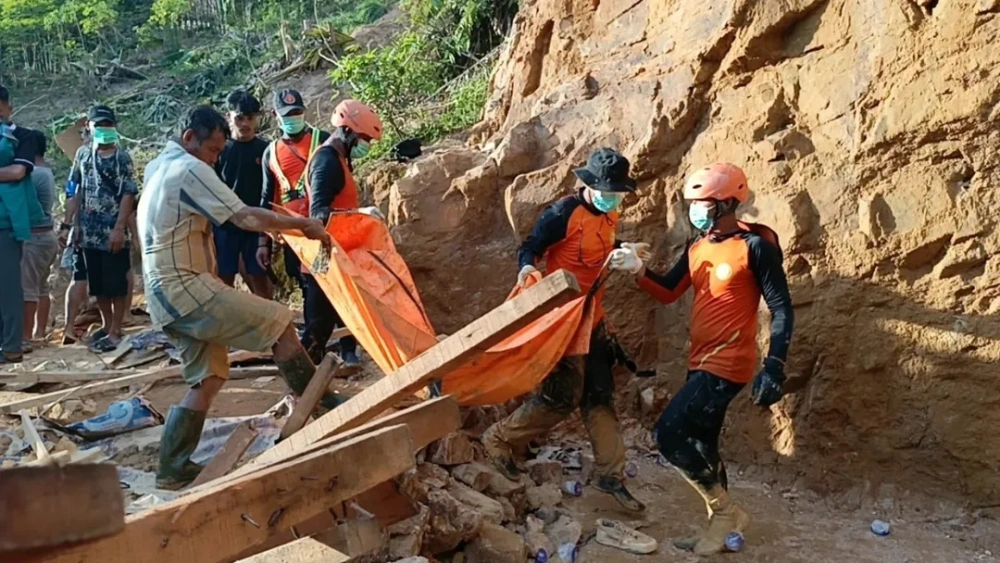 Petugas SAR gabungan mencari jenazah korban bencana tanah longsor di Sibolga, Sumut, Minggu (30/11/2025). [Instagram @kansar_nias]
