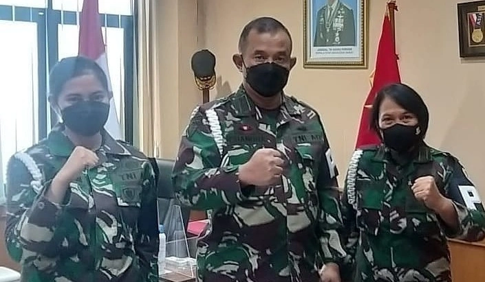 Fany Febriana Wulandari (kiri) juga tercatat masih aktif sebagai Prajurit TNI AD. [Instagram]