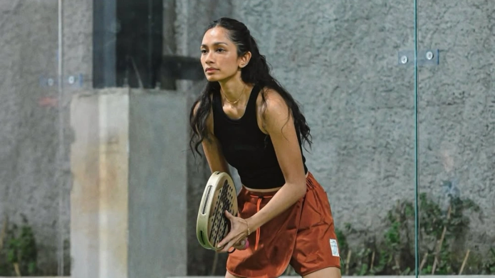 Faradina Mufti bermain padel yang kekinian jadi olahraga favorit para artis. [Instagram @faradinamufti]