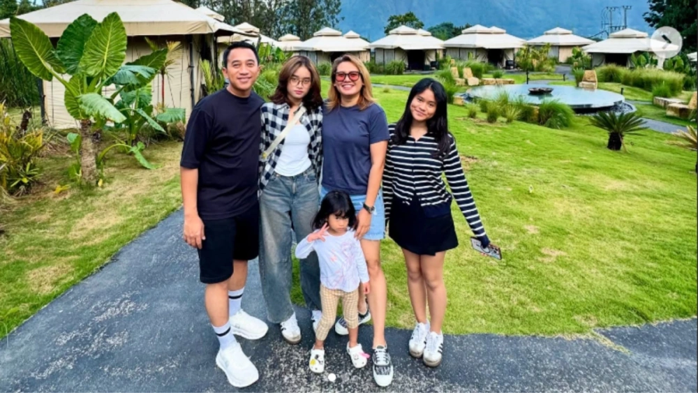 Fariz Julinar Maurisal bersama istri, Datu Nova Fatmawati, dan anak-anak mereka [Instagram @datunova]