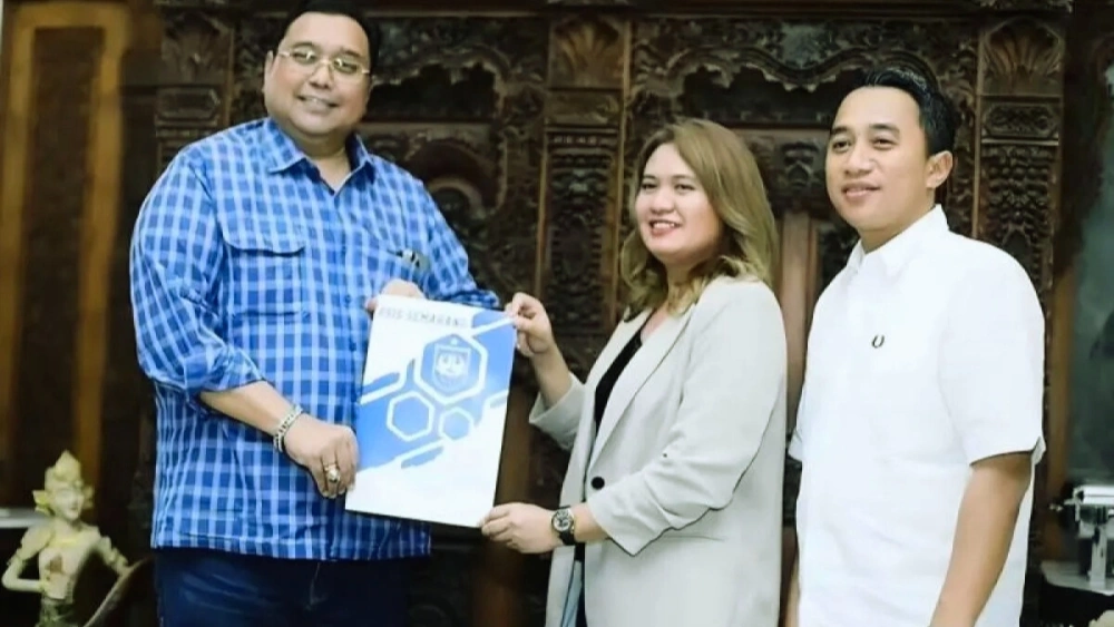 Fariz JuLinar Maurisal (baju putih) mendampingi istrinya Datu Nova Fatmawati (tengah) saat menerima dokumen terkait akuisisi 74,2 persen saham PSIS Semarang. [Dok. Pribadi]