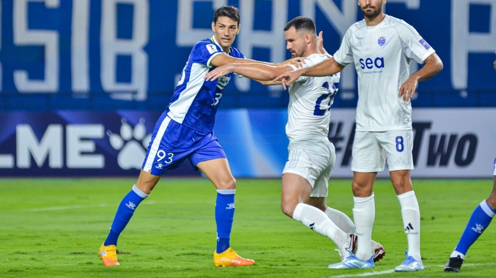 Federico Barba menyuguhkan ketenangan di lini belakang Persib. [ileague.co.id]