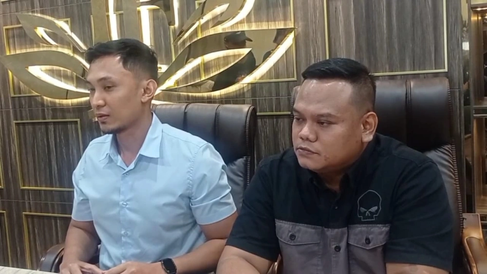 Fedhli dan Darma Pradja, pengacara Wardatina Mawa. [Ftnews-Raka]