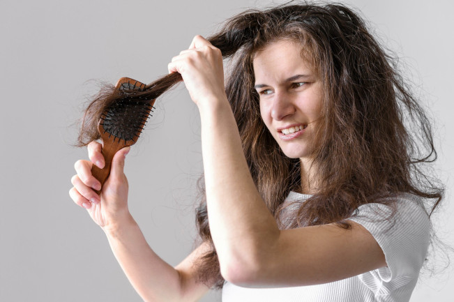 Solusi Masalah Rambut Rontok dan Kering Gunakan Ini