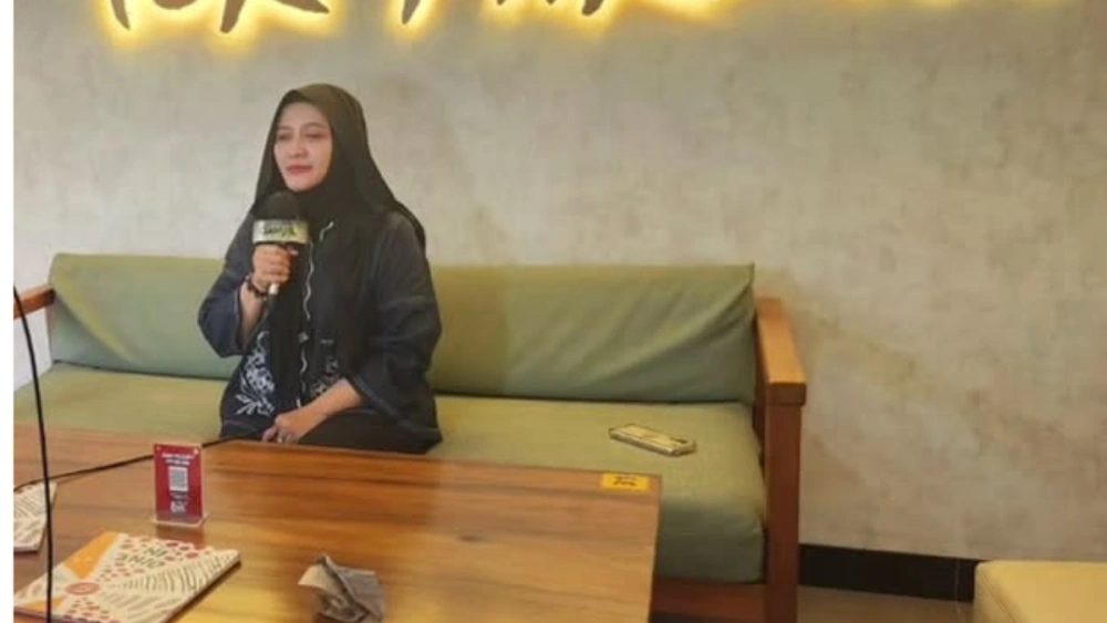 Fenny Rama berprofesi sebagai peramal dan penari sakral. [Instagram @fennyramaofficial]