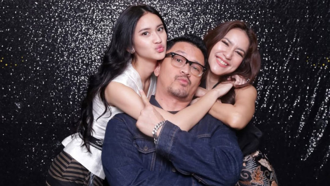 Potret Ferry Maryadi dan Mantan Istri Kompak Hadiri Wisuda Sang Anak
