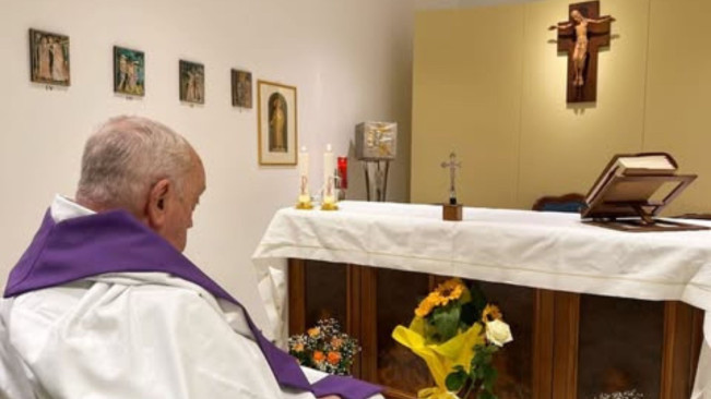 Vatikan Rilis Foto Pertama Paus Fransiskus Sejak Dirawat di Rumah Sakit