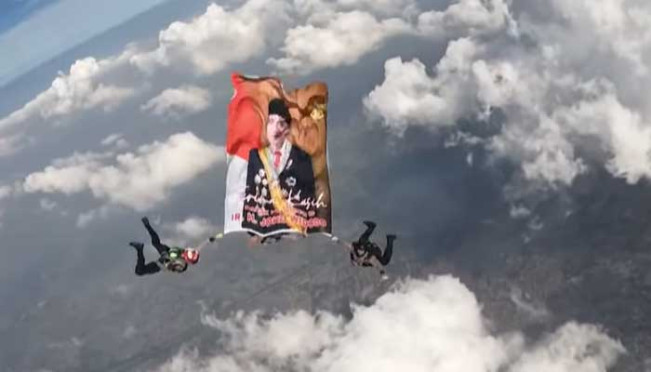Foto Raksasa Presiden Jokowi dan Prabowo Dikibarkan di Langit