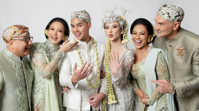 Risa Dewi Tak Unggah Foto Mulan dan Dhani, Netizen: Seleksi Sosial yang Elegan