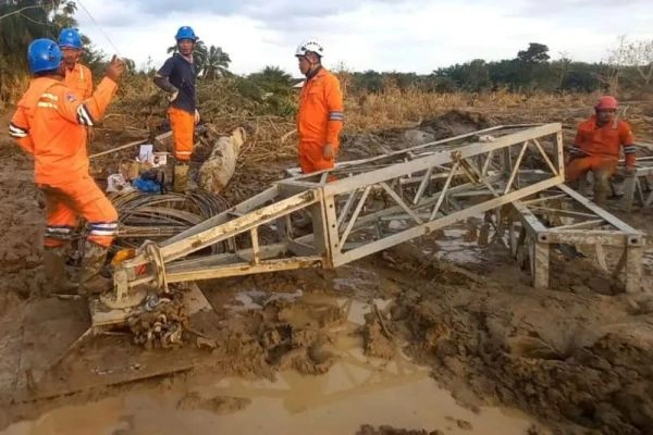 Petugas PLN melakukan perakitan tower darurat di jalur transmisi Langsa-Pangkalan Brandan di Aceh [Foto: dok PLN]