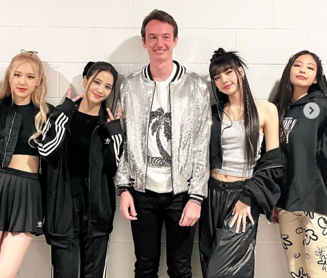 Frederic Arnault (tengah) bersama BLACKPINK. (Instagram/@frederic.arnault)