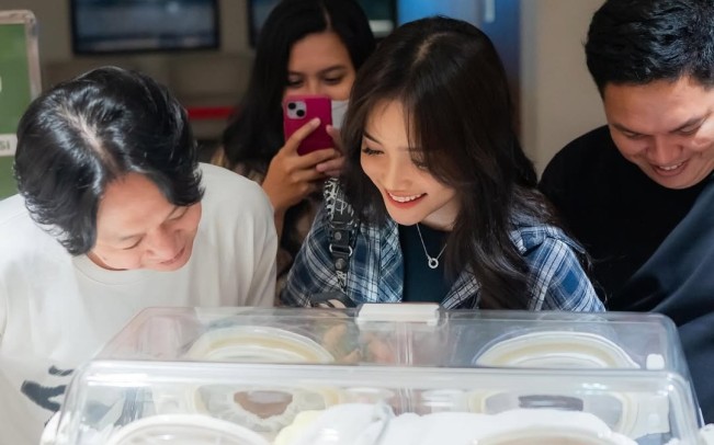 9 Potret Erika Carlina Melahirkan Baby Andrew, Ditemani DJ Bravy dan Fuji