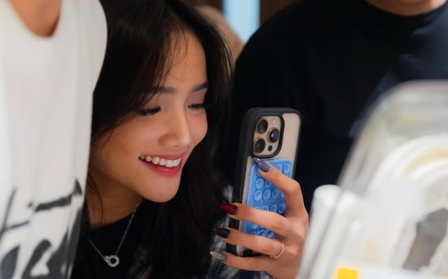 5 Potret Fuji Temani Erika Carlina Lahiran, Bahagia Lihat Baby Andrew