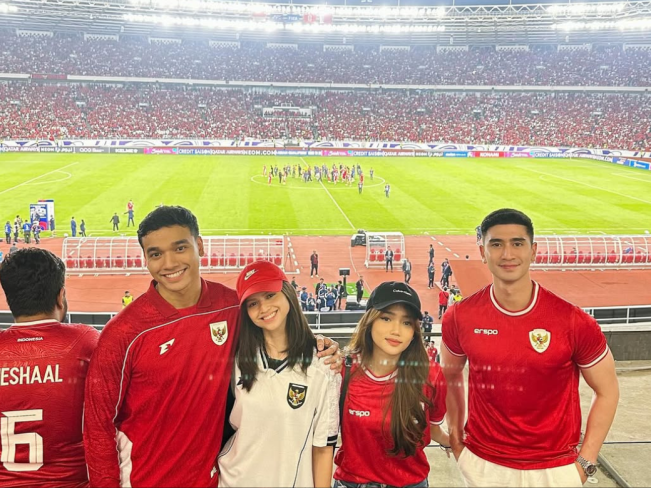 Pasca Heboh Saling Suap Saat Sahur Bersama, Verrell Bramasta dan Fuji Utami Keciduk Nobar Indonesia vs Bahrain di SUGBK