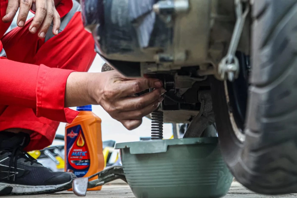 Panas Banget Bahaya, Dingin Enggak Bersih! Ini Rahasia Waktu Paling Ideal Ganti Oli Mesin Kendaraanmu