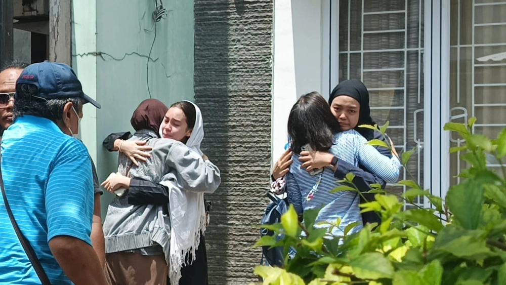 Keluarga satu per satu memeluk Richa Novisha memberikan kekuatan. [FTNews/Selvianus Kopong Basar]