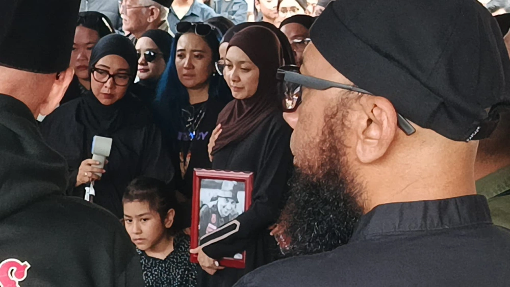 Richa Novisha, istri Gary Iskak, berusaha tegar dalam pemakaman sang suami di TPU Tanah Kusir, Jakarta Selatan, Sabtu (29/11/2025). [FTNews.co.id/Selvianus Kopong Basar]