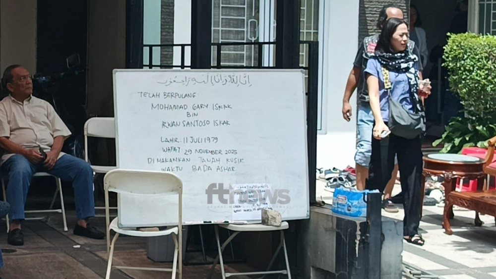 Papan pengumuman terkait meninggalnya aktor Gary Iskak di rumah duka, Sabtu (29/11/2025). [FTNews.co.id/Selvianus Kopong Basar]