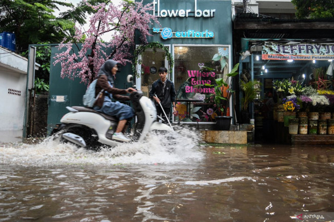 Genangan Banjir di 4 RT dan 7 Ruas Jalan di DKI Jakarta Belum Surut