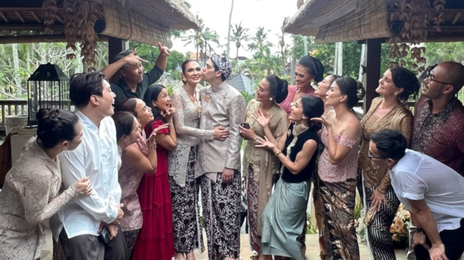 Luna Maya dan Maxime Bouttier Gelar Acara Siraman, Berikut Potret Artis yang Hadir!