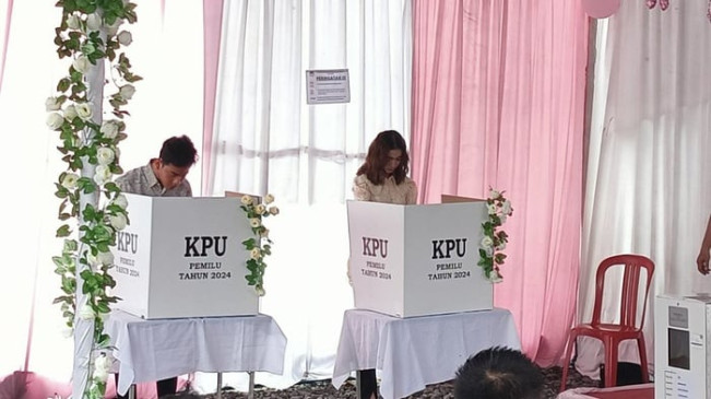 Gibran Rakabuming Nyoblos di TPS Solo Bertemakan "Valentine"