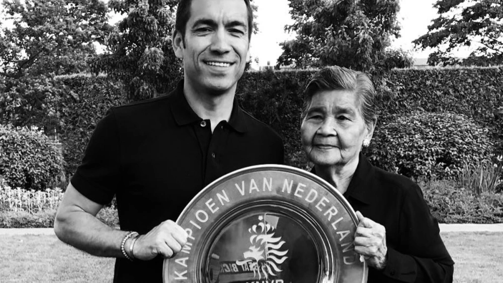 Giovanni Van Bronckhorst bersama mendiang Oma. [Instagram @giovannivbronckhorst]