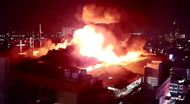 Si Jago Merah Melahap Glodok Plaza, 7 Orang Dilaporkan Terjebak Dalam Gedung
