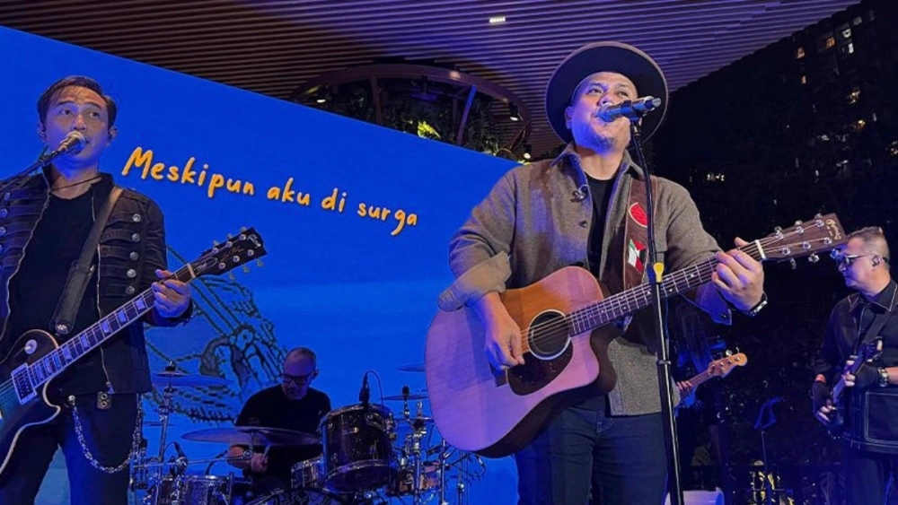 Fadly (tengah) dan Piyu saat manggung bareng dengan personel band Padi Reborn. [Inistagram @padiband]