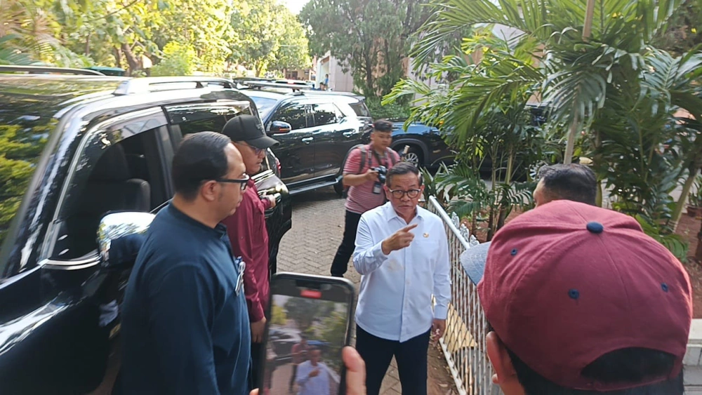Gubenur Dki Jakarta Pramono Anung mendatangi SMAN 72 setelah ledakan terjadi. [Ftnews/Selvianus Kopong Basar]