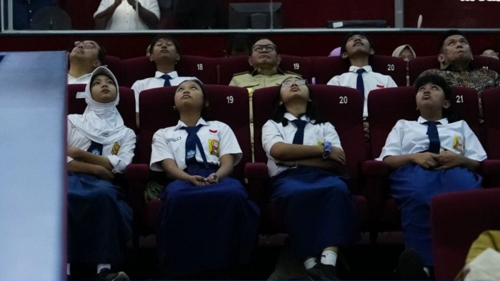 Gubernur DKI Jakarta Pramono Anung bersama sejumlah pelajar hadiri aktivasi Planetarium Jakarta, Selasa (23/12/2025). [Instagram @disbuddki]