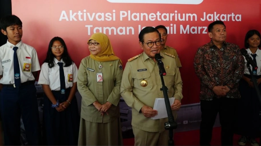 Gubernur Dki Jakarta Pramono Anung mengratiskan angkutan umum saat tahun baru