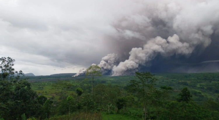 Masyarakat diminta mewaspadai potensi awan panas yang daya luncurnya 13 km, juga hati-hati dengan potensi guguran lava dan lahar [Foto: BNPB]