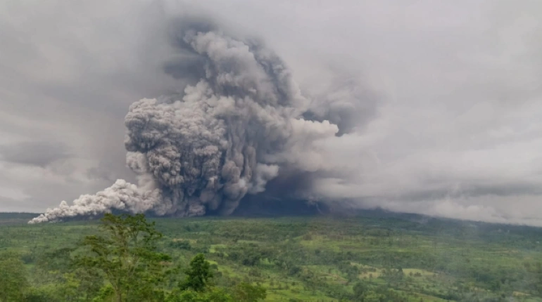 Penampakan Gunung Semeru erupsi. [Instagram]
