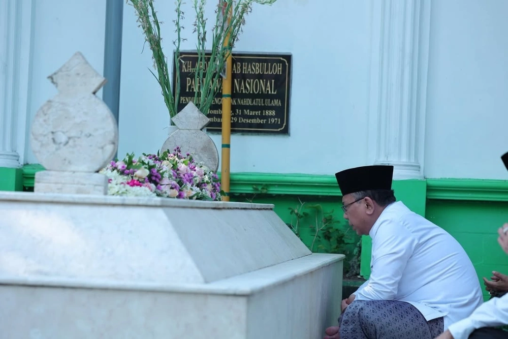 Gus Yahya ziarah ke makam ulama NU yang juga Pahlawan Nasional, KH Abdul Wahab Chasbullah. [Instagram @nahdlatululama]