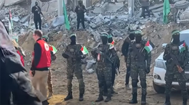 Militan Hamas saat pembebasan sandera Israel/Foto: tangkap layar YouTube AFP News Agency