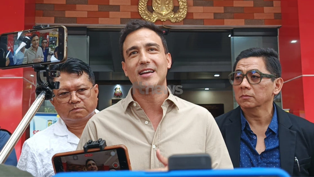 Hamish Daud memberikan klarifikasi terakit isu selingkuh dengan Sabrina Alatas saat ditemui di Polres Metro Jakarta Selatan, Kamis (6/11/2025). Hamish Daud ditemui di Polres Metro Jakarta Selatan, Kamis (6/11/2025). [Selvianus Kopong Basar/FTNews.co.id]