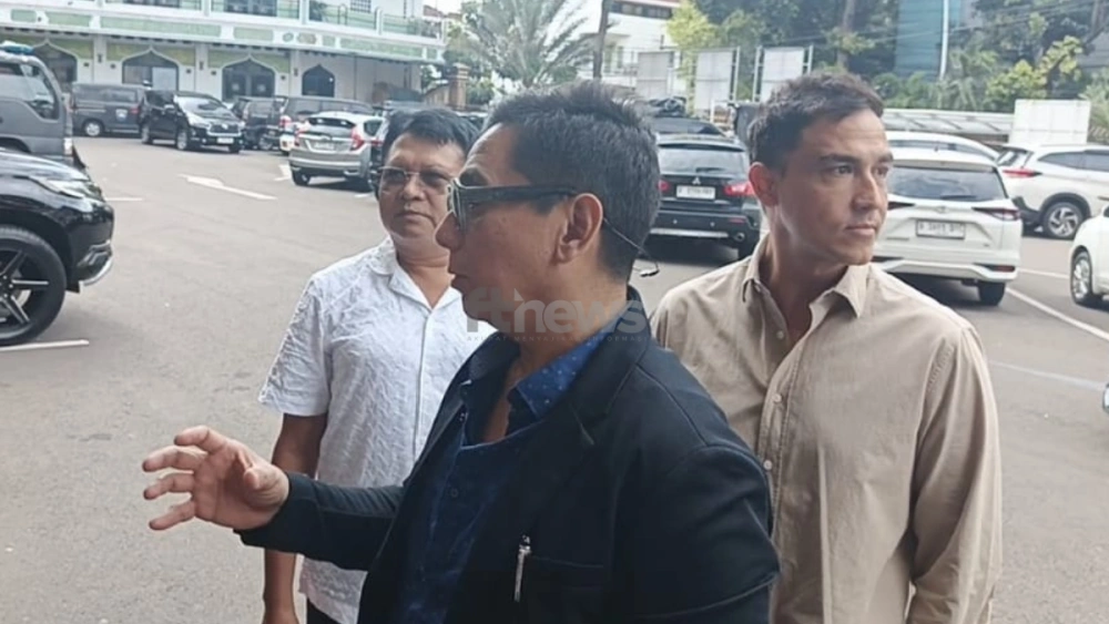 Hamish Daud didampingi kuasa hukumnya Sandy Arifin tiba di Polres Jaksel, Kamis (6/11/2025). [FTNews.co.id/Selvianus Kopong Basar]