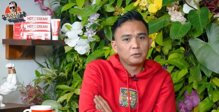 Hard Gumay mengatakan para artis yang bercerai di 2026 karena ada perselingkuhan hingga KDRT. [Youtube Denny Sumargo]