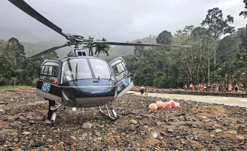 Helikopter BNPB antarkan bantuan logistik untuk warga yang terisolir akibat bencana alam di Desa Sihaporas, Kecamatan Pinangsori, Kabupaten Tapanuli Tengah, Sumatra Utara, Sabtu (29/11). [Dok. BNPB]