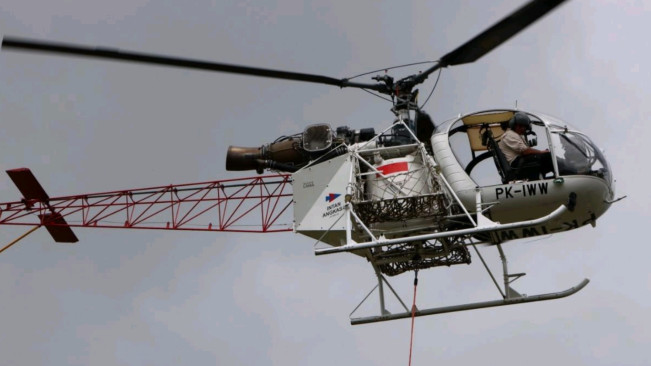 Helikopter bawa Harimau Sumatera untuk dilepasliarkan. [Dok BBKSDA Sumut]