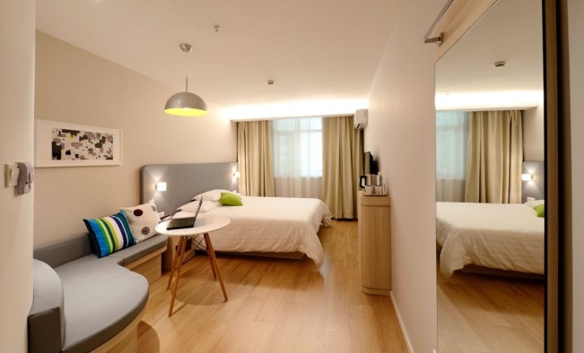 Rekomendasi 3 Penginapan di Bogor: Kamar View Gunung, Staycation Fantastik