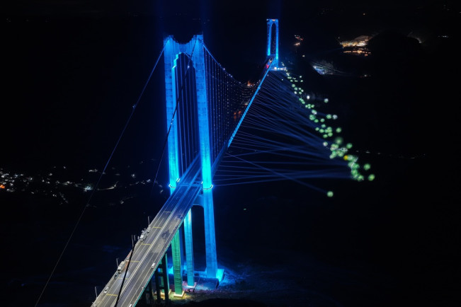 Liburan Ekstrem di Huajiang Grand Canyon Bridge, Ngopi di Ketinggian 207 M hingga Bungee Jumping