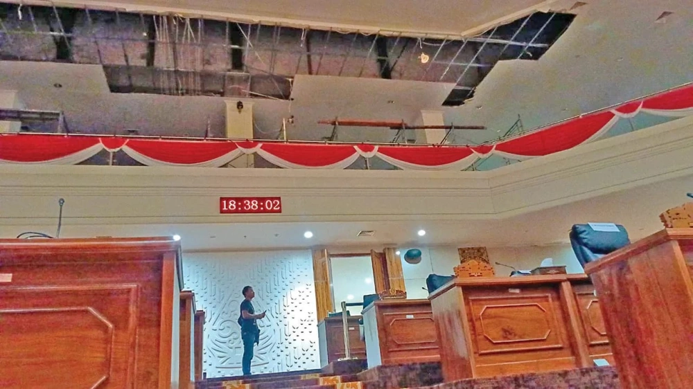 Baru Dua Tahun Dibangun, Atap Gedung DPRD Bojonegoro Ambrol Saat Hujan