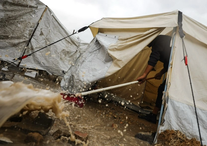 Hujan deras membuat Jalur Gaza diterjang banjir. [X]