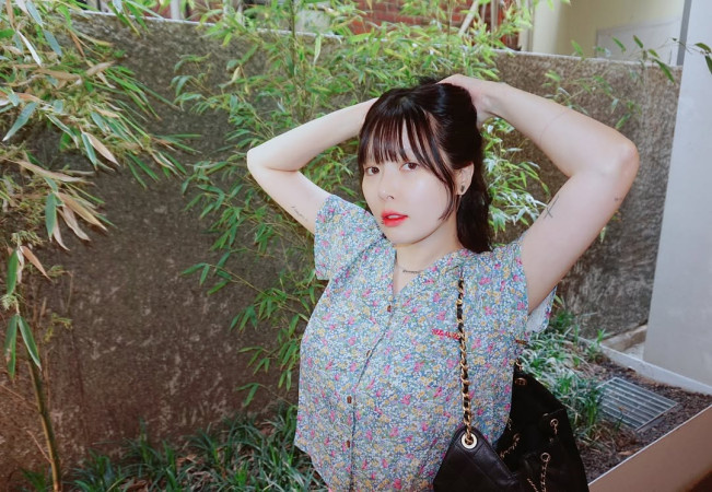 Pose Aneh dan Roti Bentuk Sepatu Bayi: HyunA Hamil?