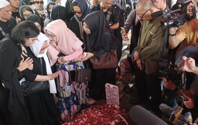 Puput Novel Masuk ke Liang Lahat, Ibunda: Ya Allah, Rasulullah Titip Anak Hamba